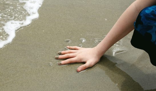 herontdek-hand-in-zand-1200px